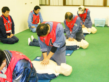 心肺停止を想定し人口呼吸の訓練も実施しています。