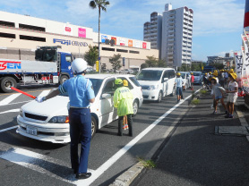 秋の交通安全地域の方と一緒に注意喚起を参加